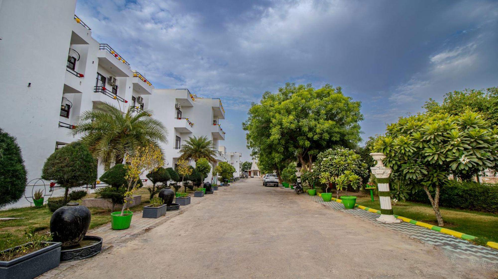 Elegance Resort Vrindāvan Exterior foto